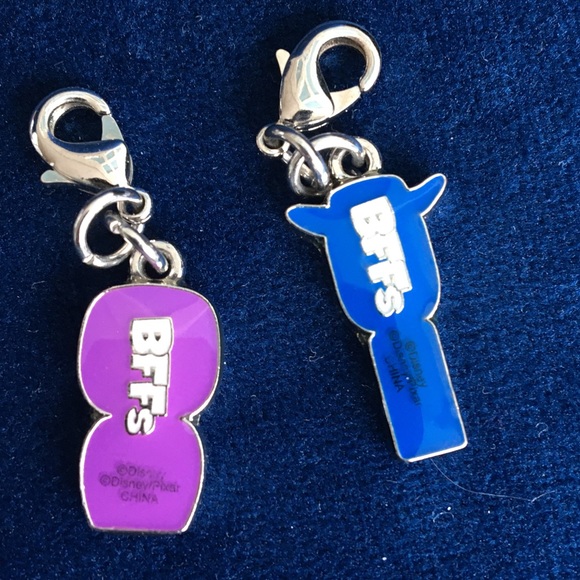 7 diff. Disney PINS, CHARMS, & Keyring - Picture 10 of 12